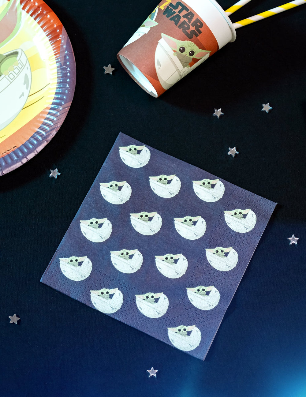 Mise en scène sur table de fête des serviettes en papier bébé Yoda The Mandalorian