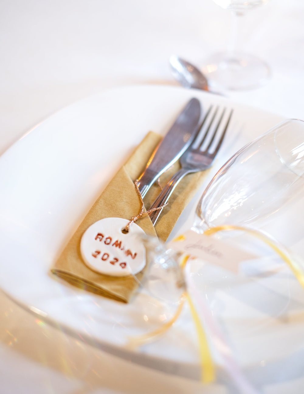 Détail d'une décoration de table avec les serviettes en papier festives dorées