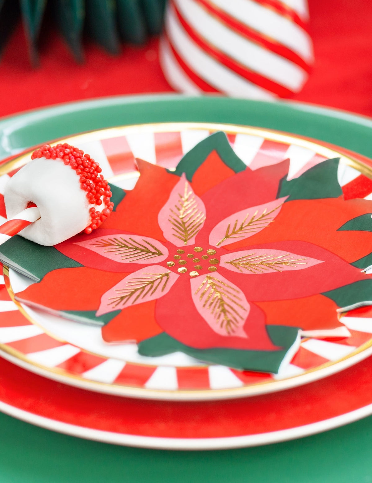 Mise en situation sur une table des serviettes en papier fleur de Noël poinsettia