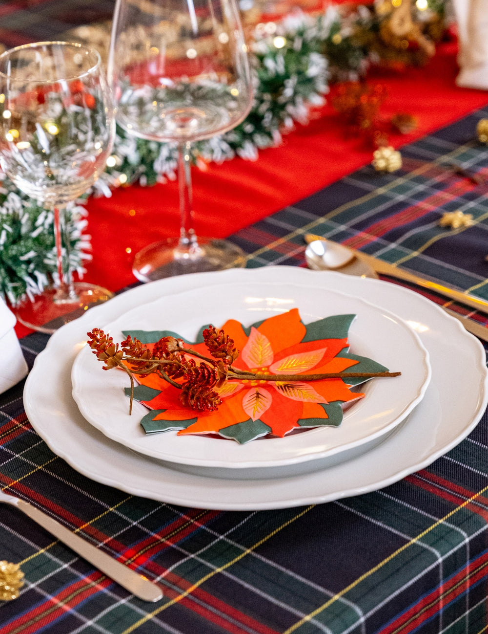 Gros plan sur l'assiette avec la serviette en papier fleur de Noël poinsettia