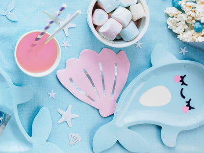 Mise en situation sur table des serviettes en papier forme coquillage rose iridescent