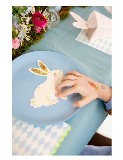 20 papirnatih prtičkov z zajčjim motivom v beli in zlati barvi, 25 x 32 cm cm oblika zajca