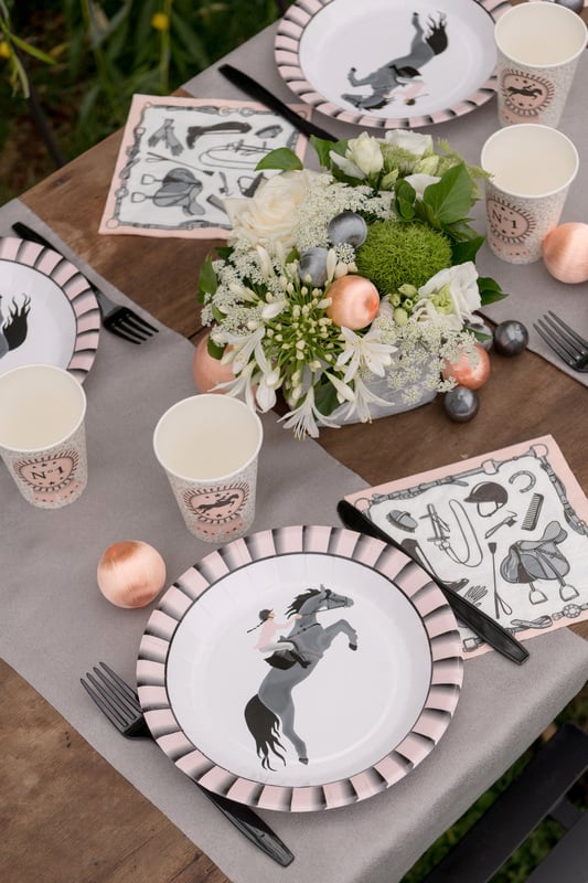 Vue plongeante de la table de fête des serviettes en papier équitation