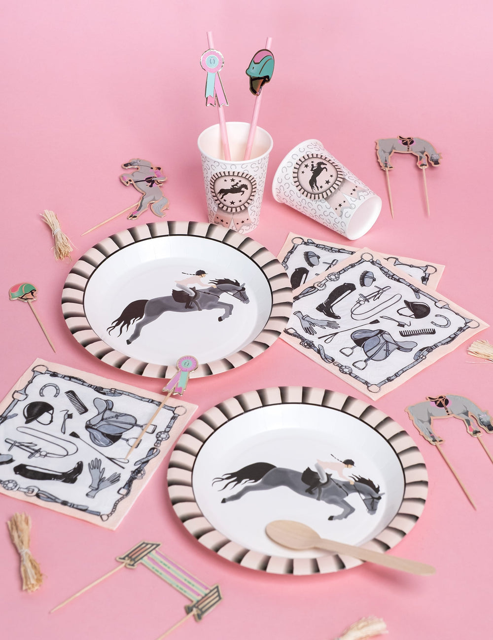 Vue d'ensemble de la décoration de table des serviettes en papier équitation