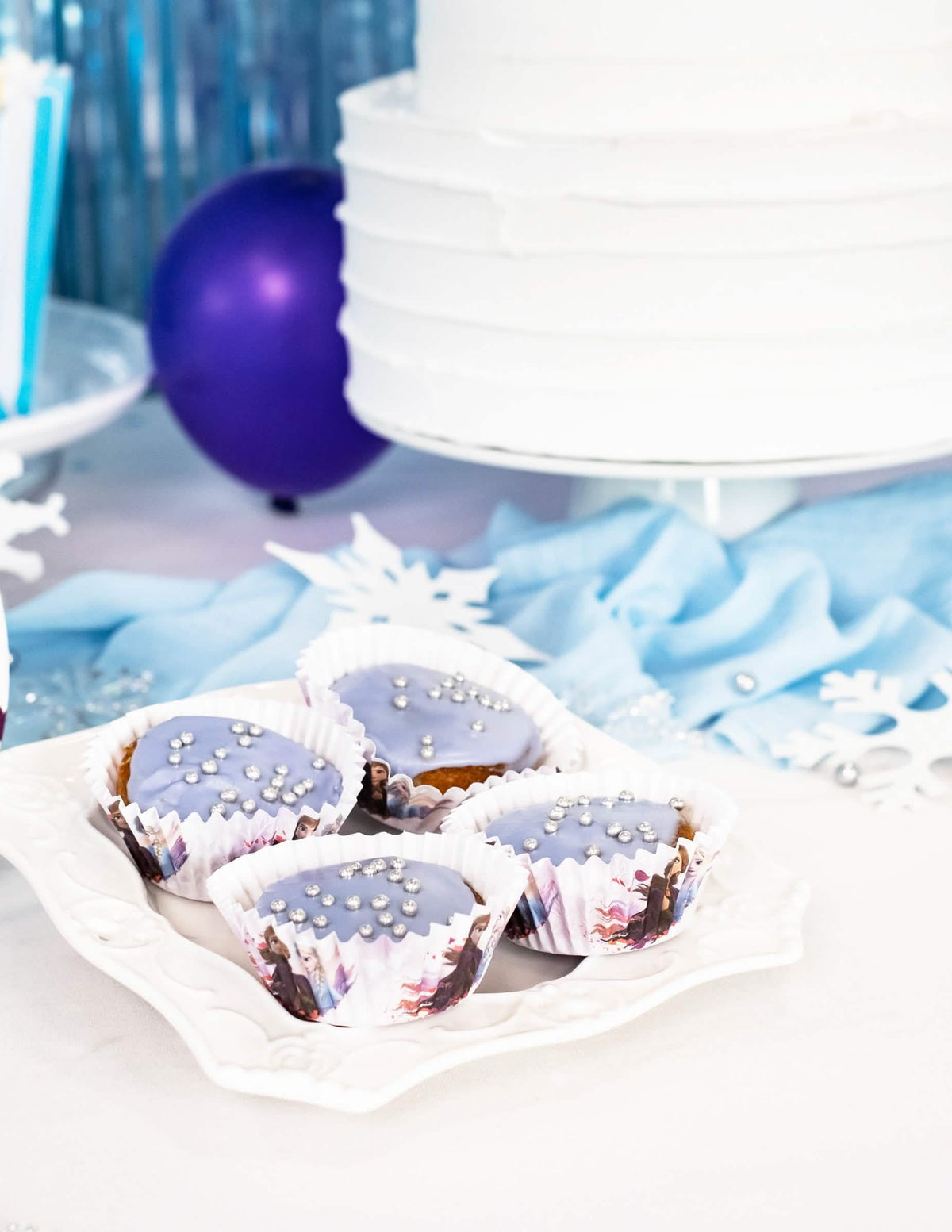 Postavitev papirnatih podstavkov za cupcake Ledeno kraljestvo