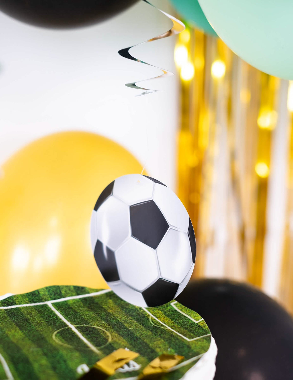 Zbližan posnetek nogometne žoge za viseče dekoracije Foot party