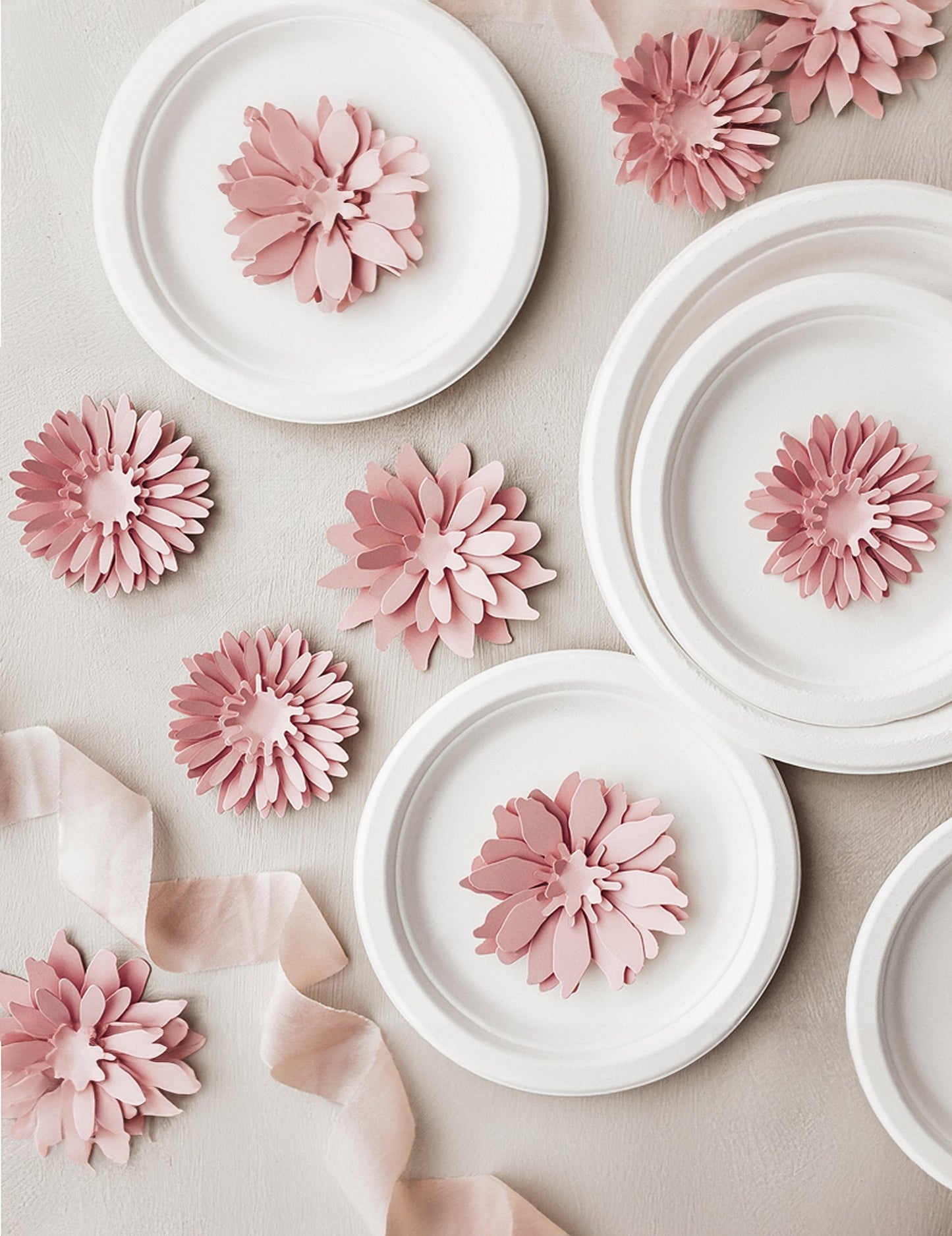 3 rožnate 3D papirnate rože v pudrasti barvi 