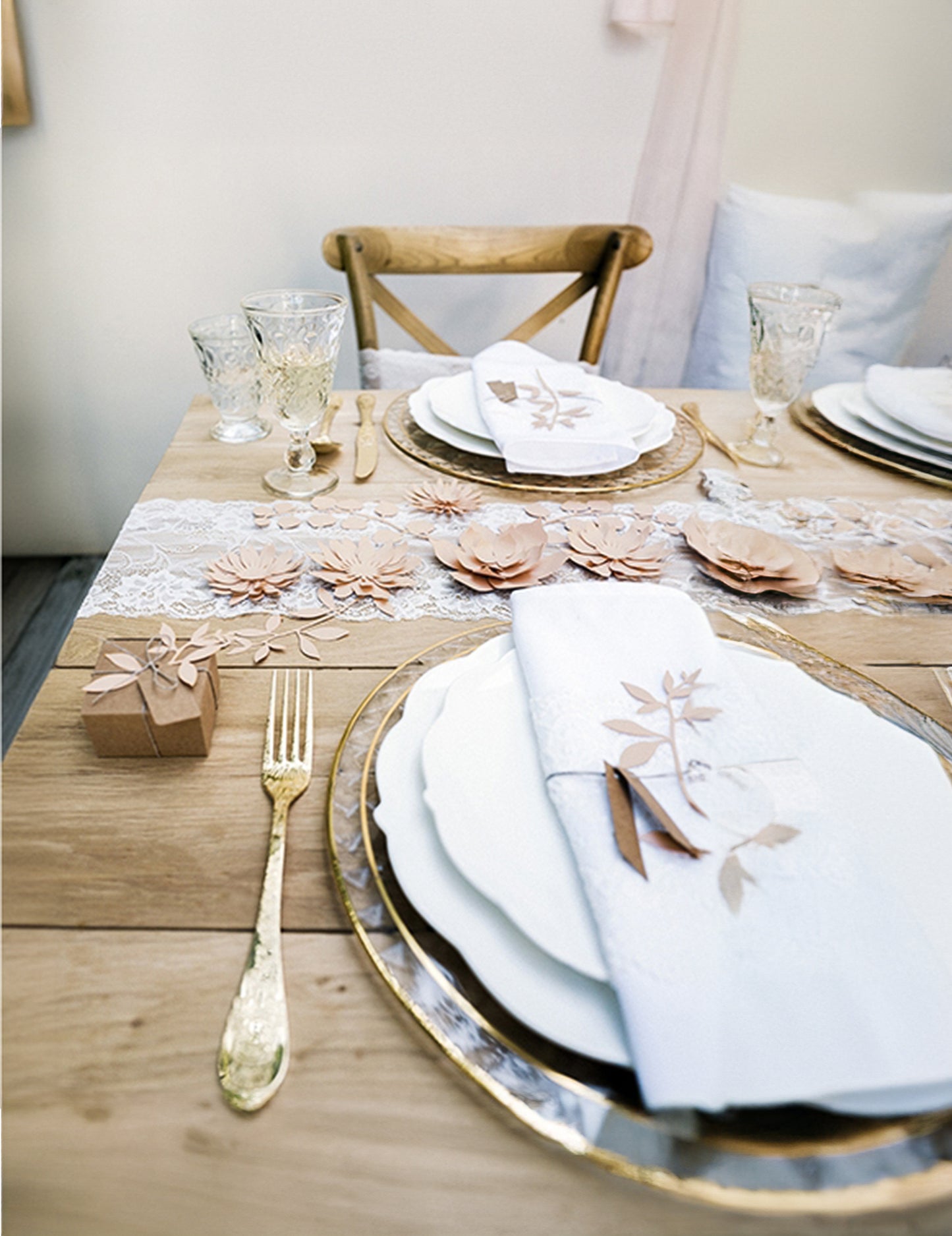 3 rožnate 3D papirnate rože v pudrasti barvi 