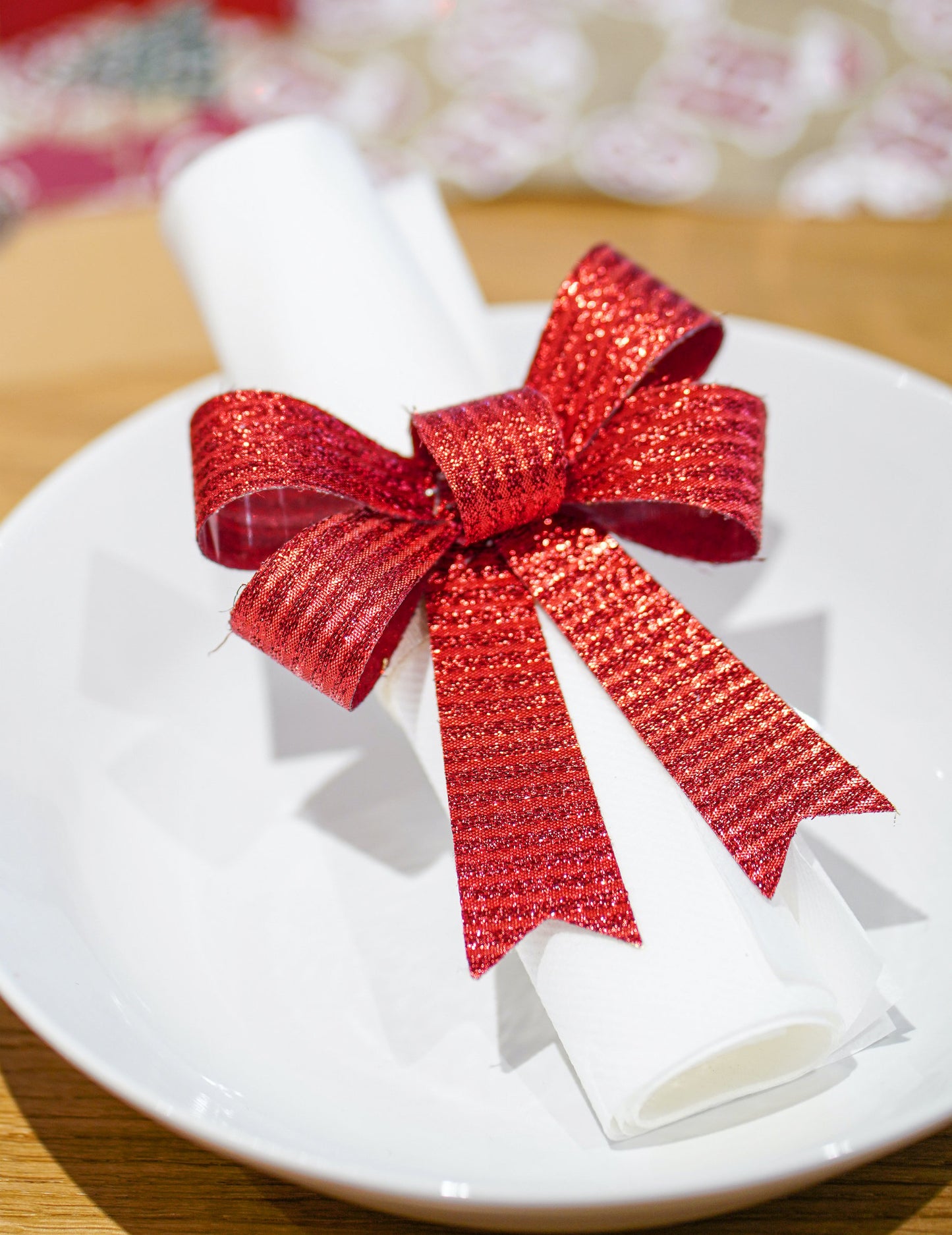 3 sijoči rdeči pentlji 10 x 13 cm 