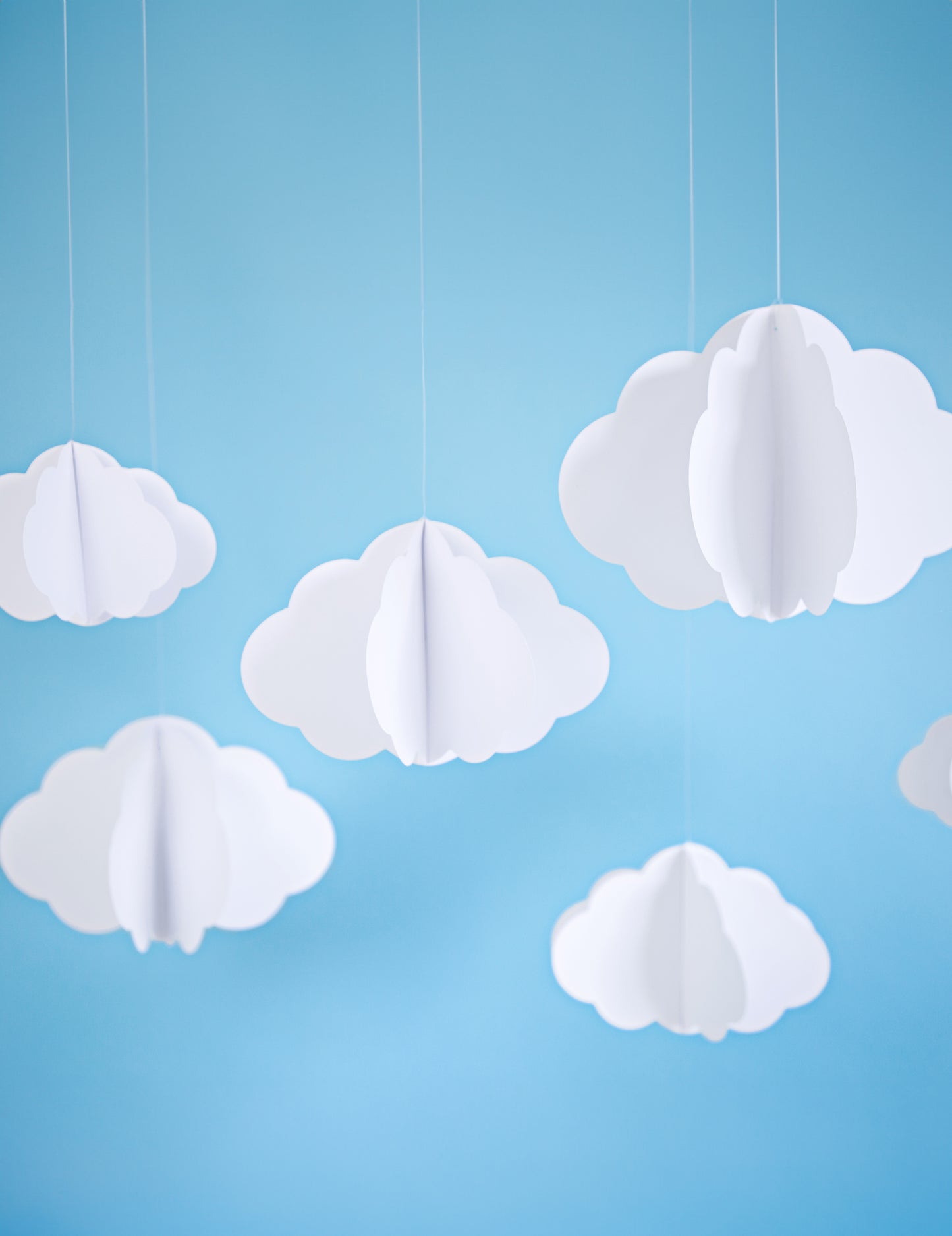 Vue d'ensemble des nuages en carton à suspendre pour décoration