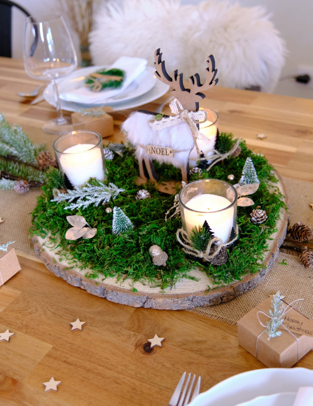 Mise en situation sur une table de fête des petits sapins artificiels de Noël pour décoration