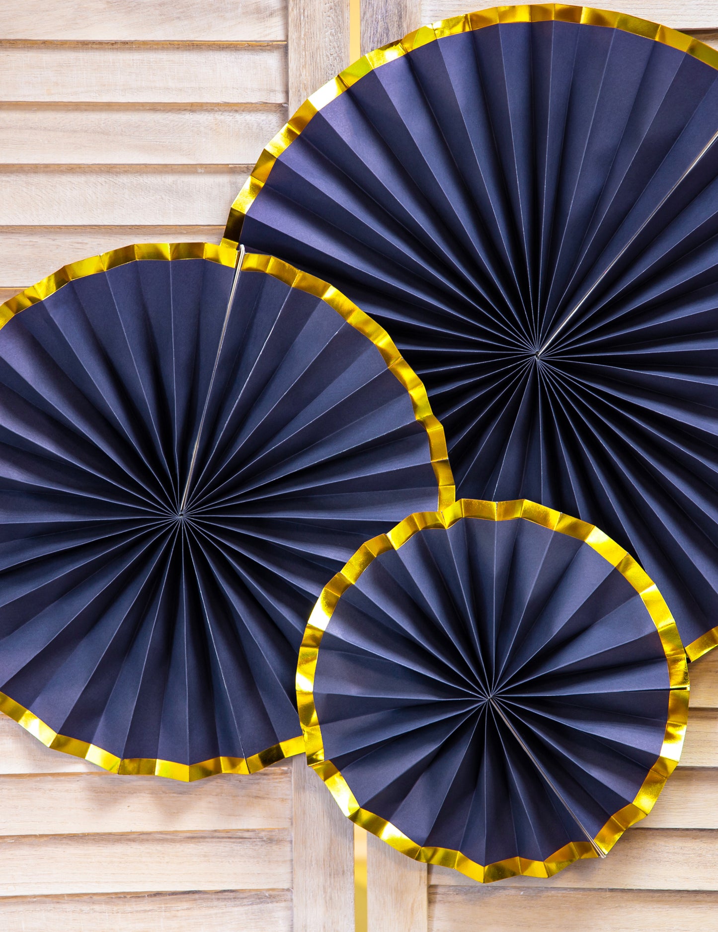 3 modre in zlate kartonske rozete 23, 32 in 40 cm za obešanje 