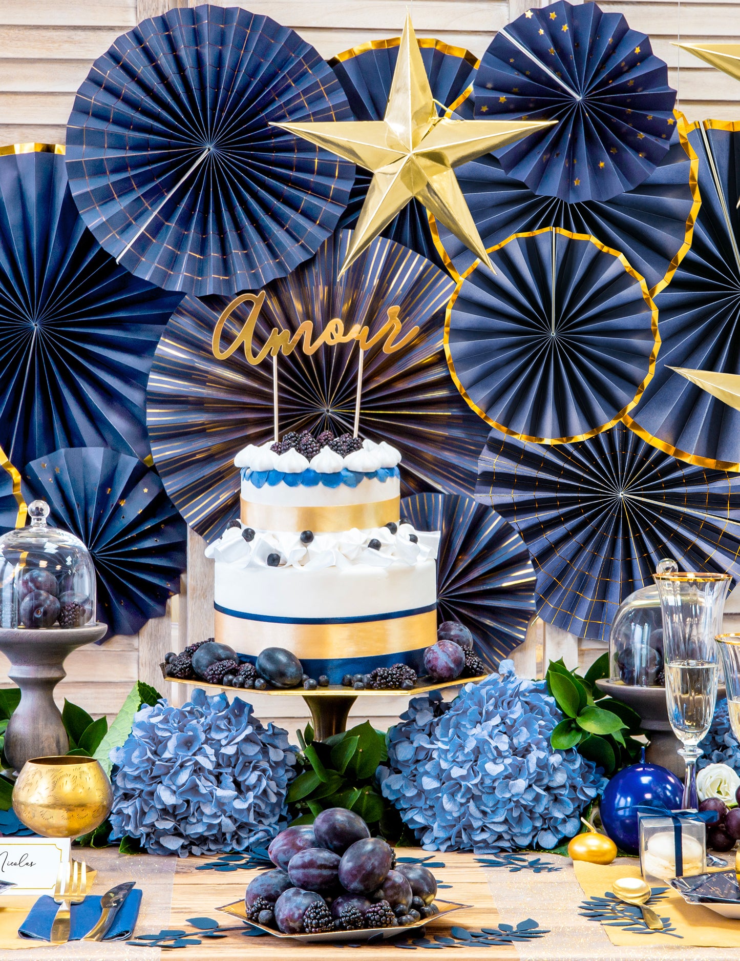 3 modre in zlate kartonske rozete 23, 32 in 40 cm za obešanje 