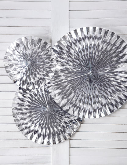 3 srebrne papirnate rozete, velikosti 40, 32 in 23 cm obesiti