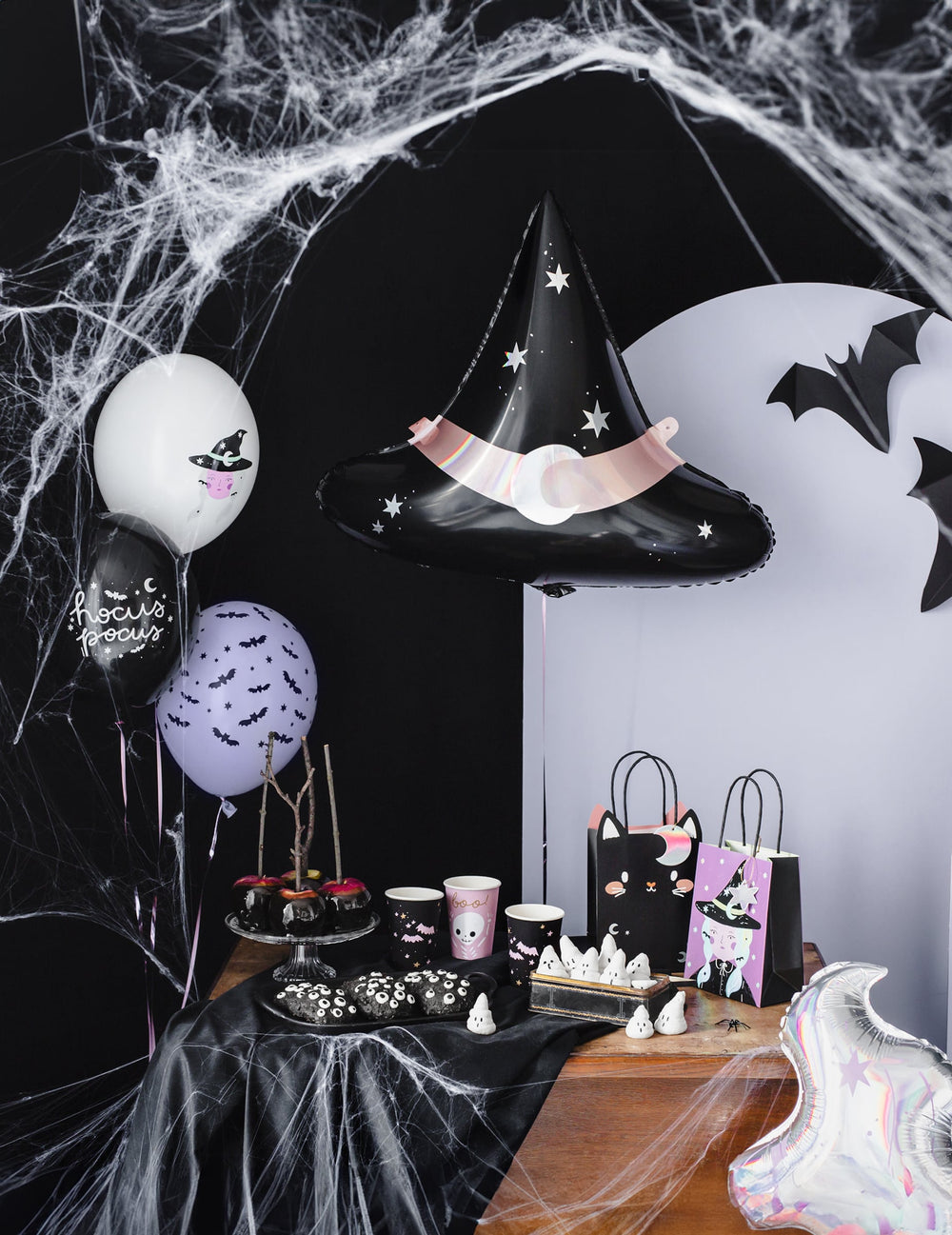 Mise en scène d'Halloween des suspensions en carton chauve-souris noires