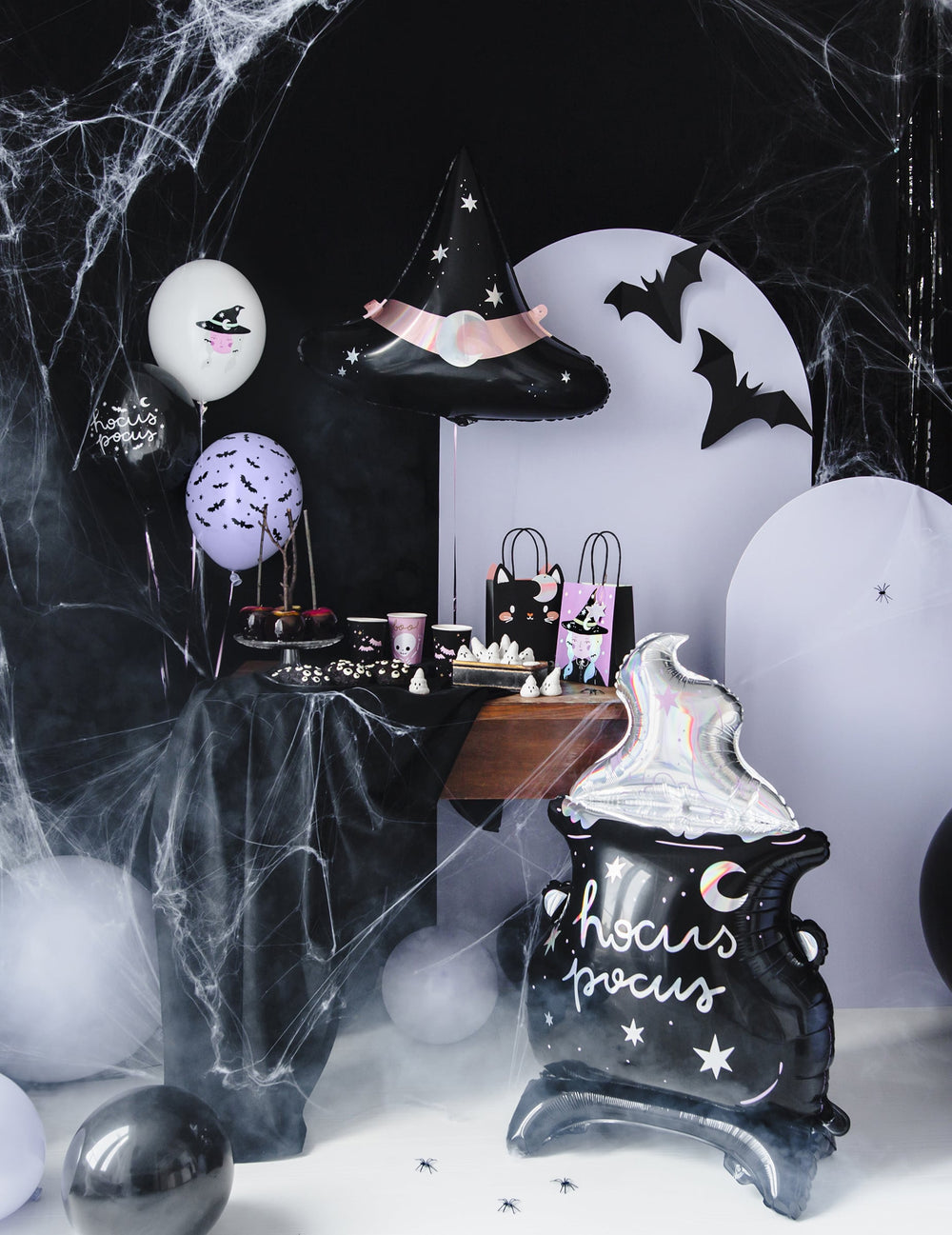 Vue d'ensemble du décor des suspensions en carton chauve-souris noires
