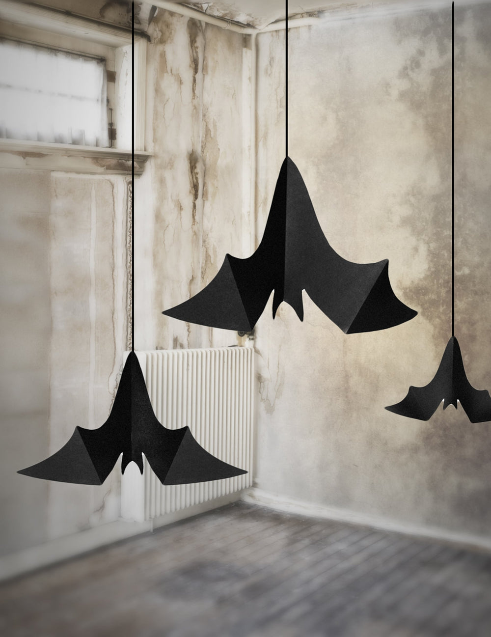 Vue de face des suspensions en carton chauve-souris noires