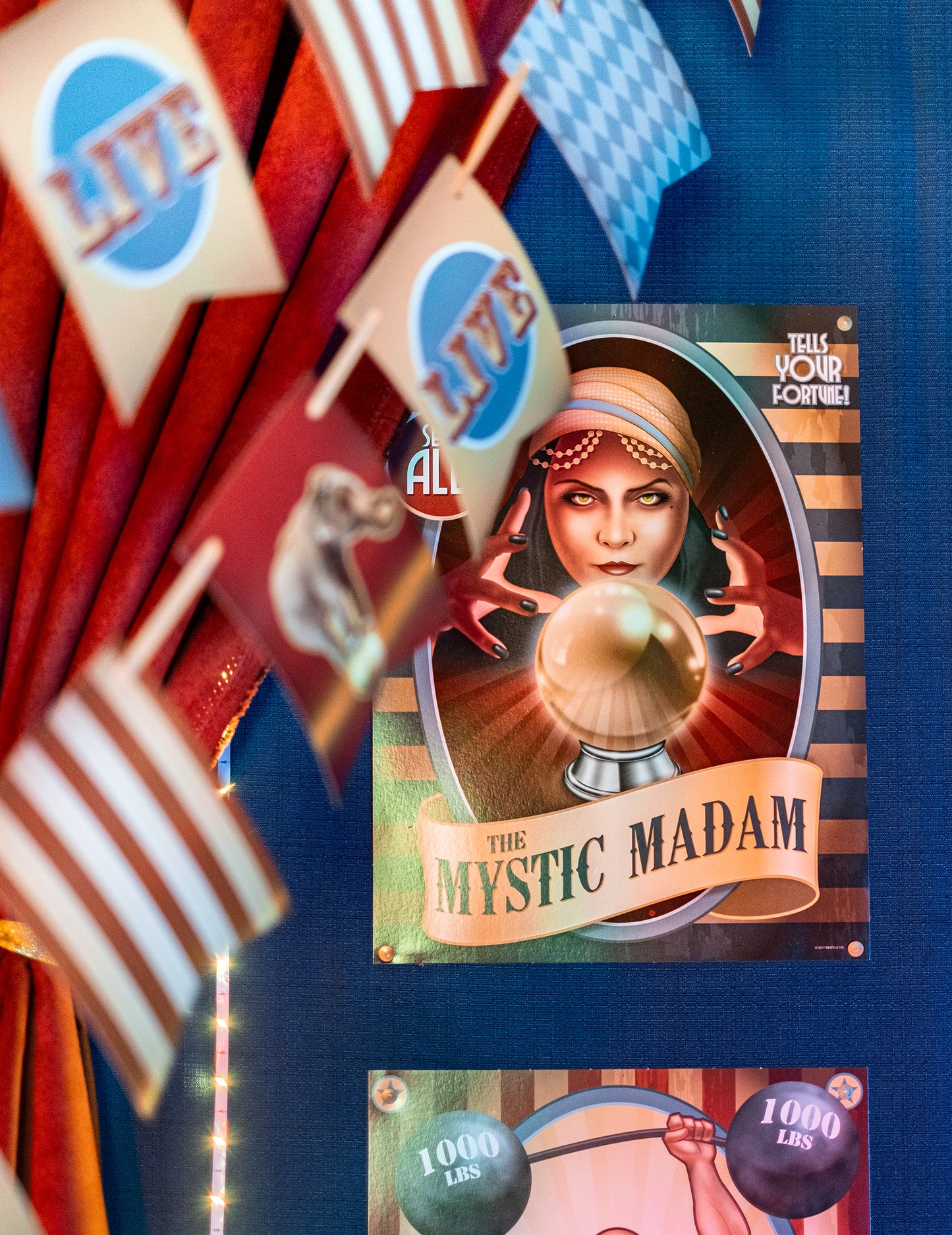 Gros plan sur l'affiche de la voyante des Affiches de Cirque Vintage