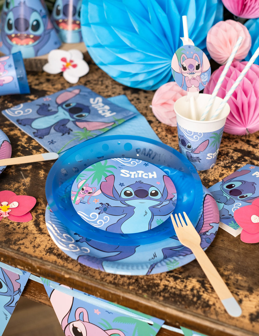 Mise en situation sur une table de fête des assiettes réutilisables Stitch