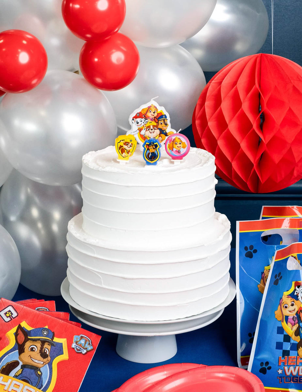 Postavitev na torti s svečami za rojstni dan Paw Patrol