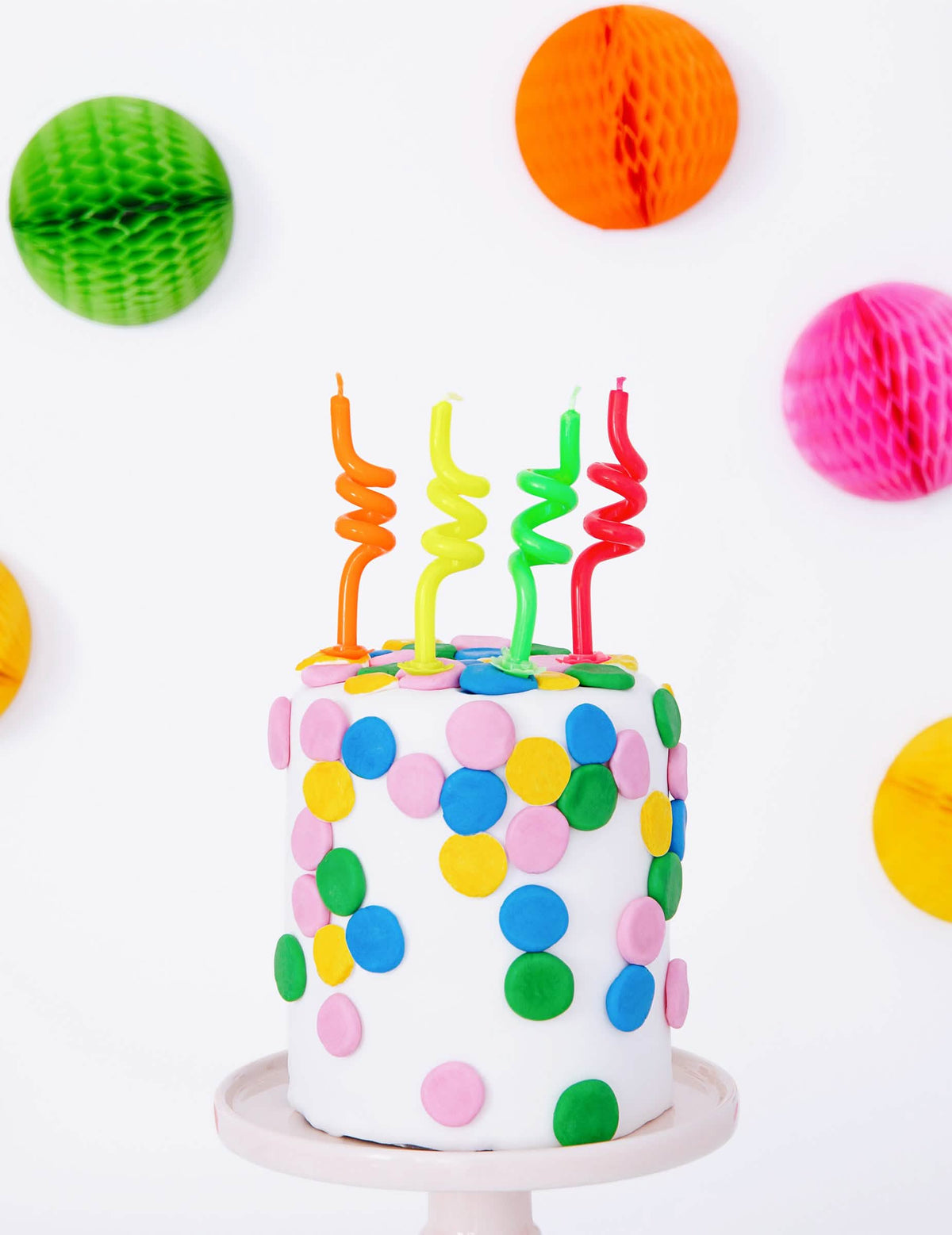 Mise en situation sur un gâteau des bougies d'anniversaire tourbillons pour fête
