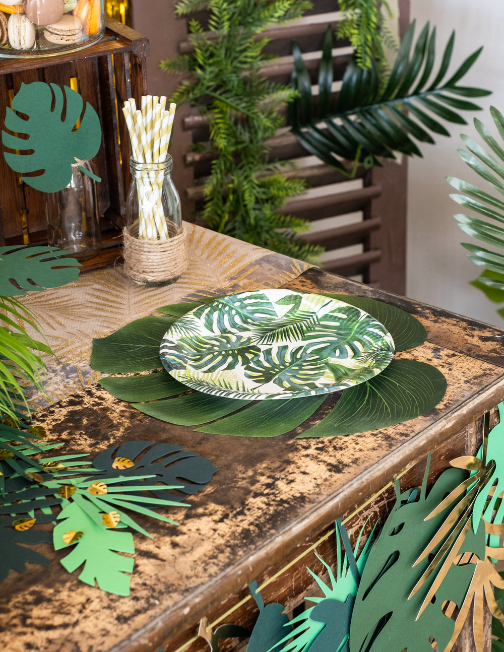 Dressage de table avec les feuilles de Monstera pour décoration