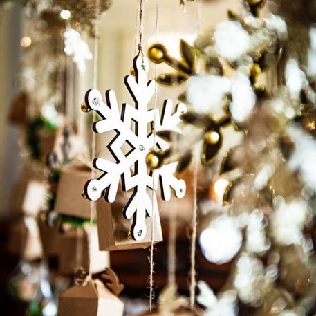 Mise en ambiance décorative des flocons en bois de Noël pour décoration avec paillettes et grelots or