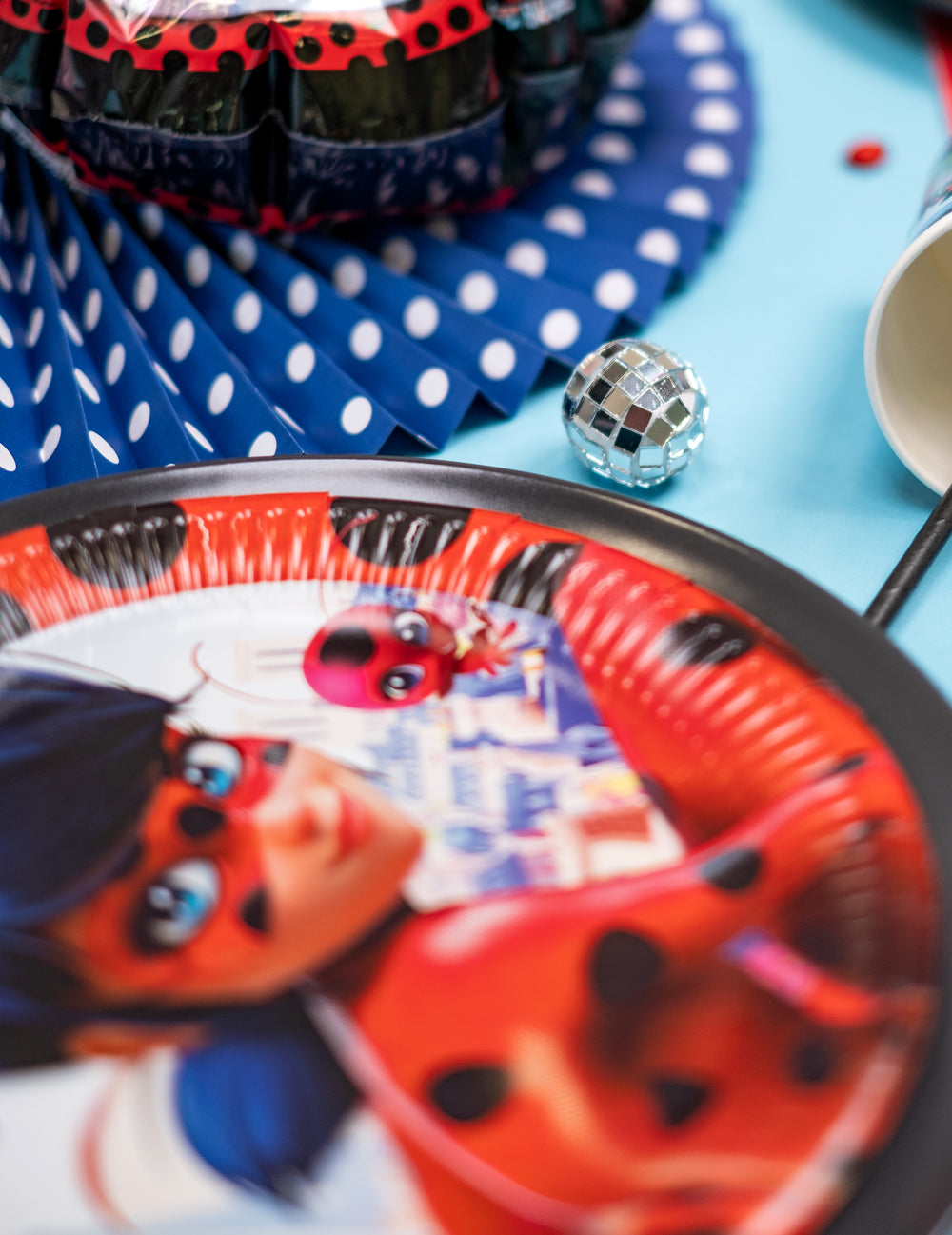 Mise en situation des mini boules à facettes disco pour décoration argentées