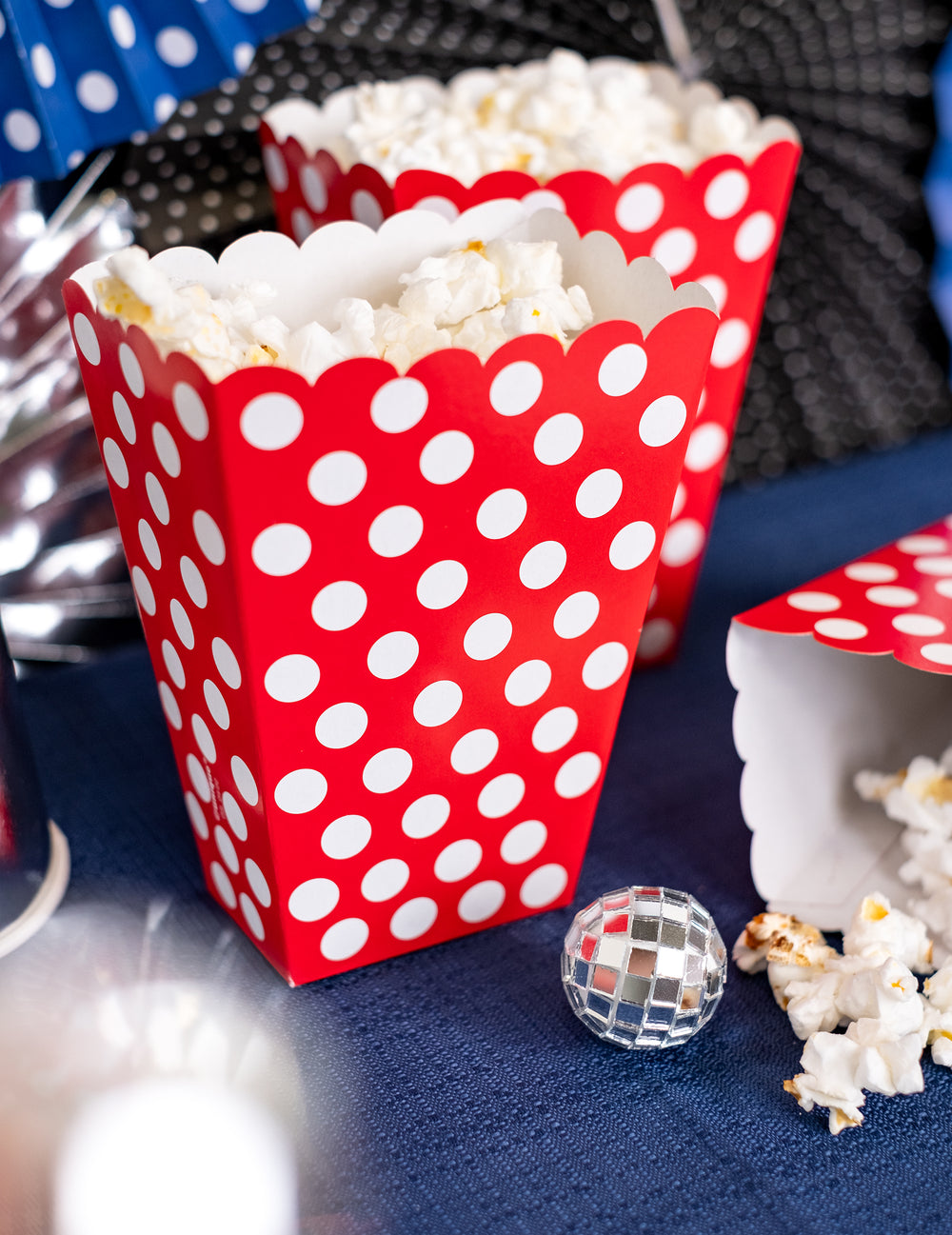 Mise en scène sur table du mini boules à facettes disco pour décoration