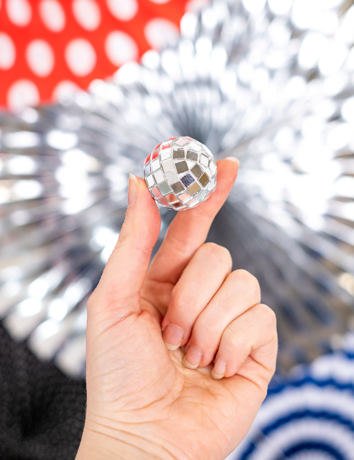 Détail du format des mini boules à facettes disco pour décoration argentées
