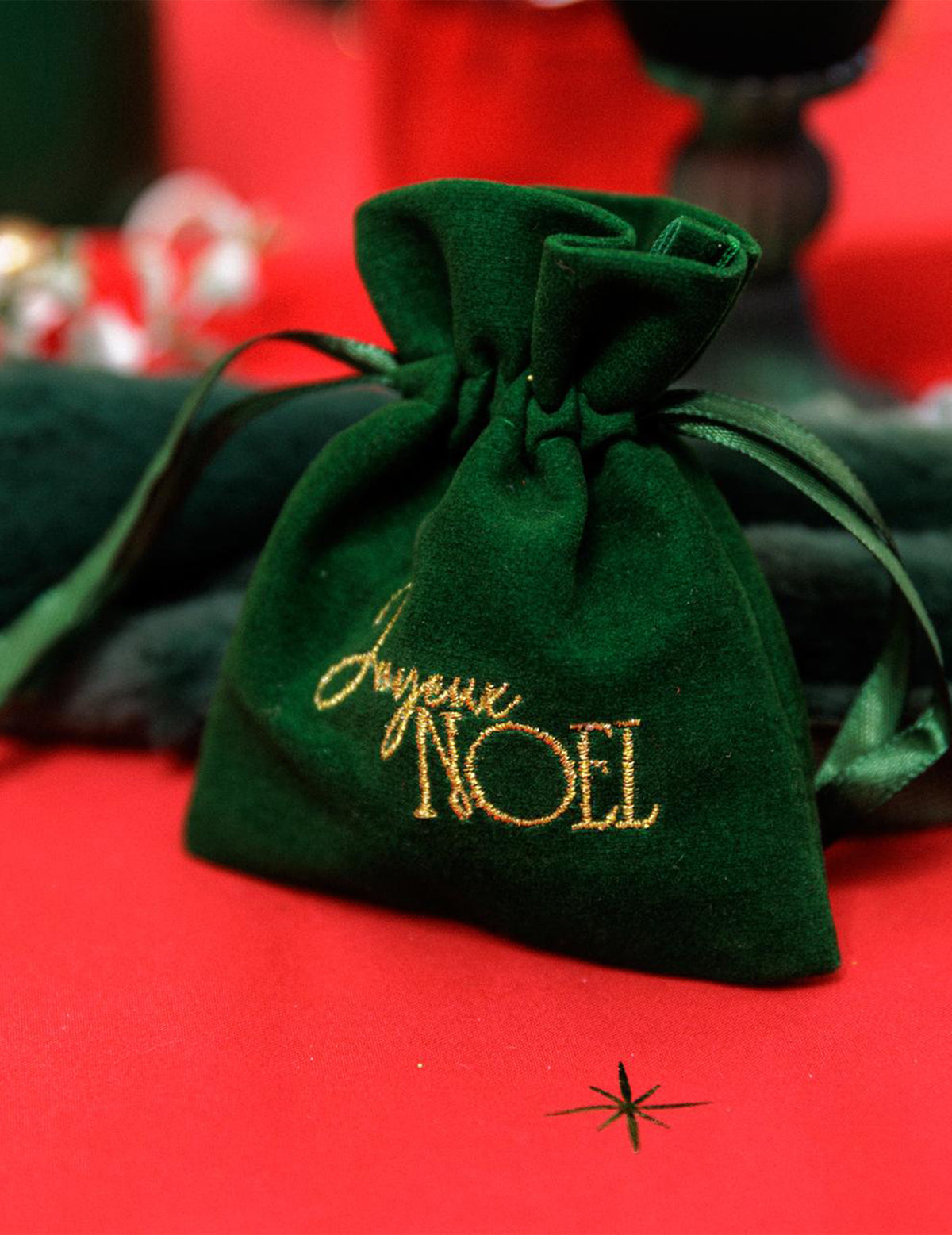 4 pochons Joyeux Noël velours vert anglais et or 9,5 x 11,5 cm
