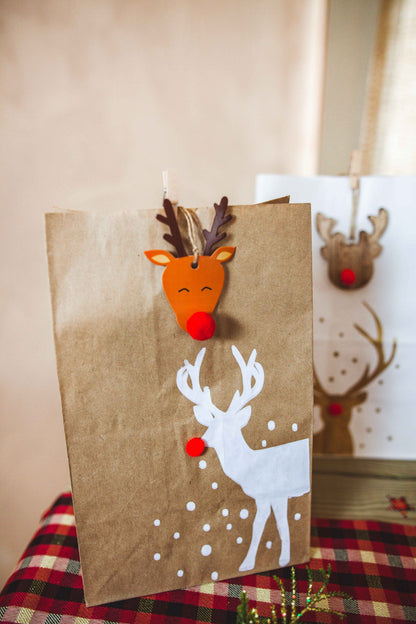 Gros plan sur la version kraft des sachets en papier Rudolph rennes pour Noël