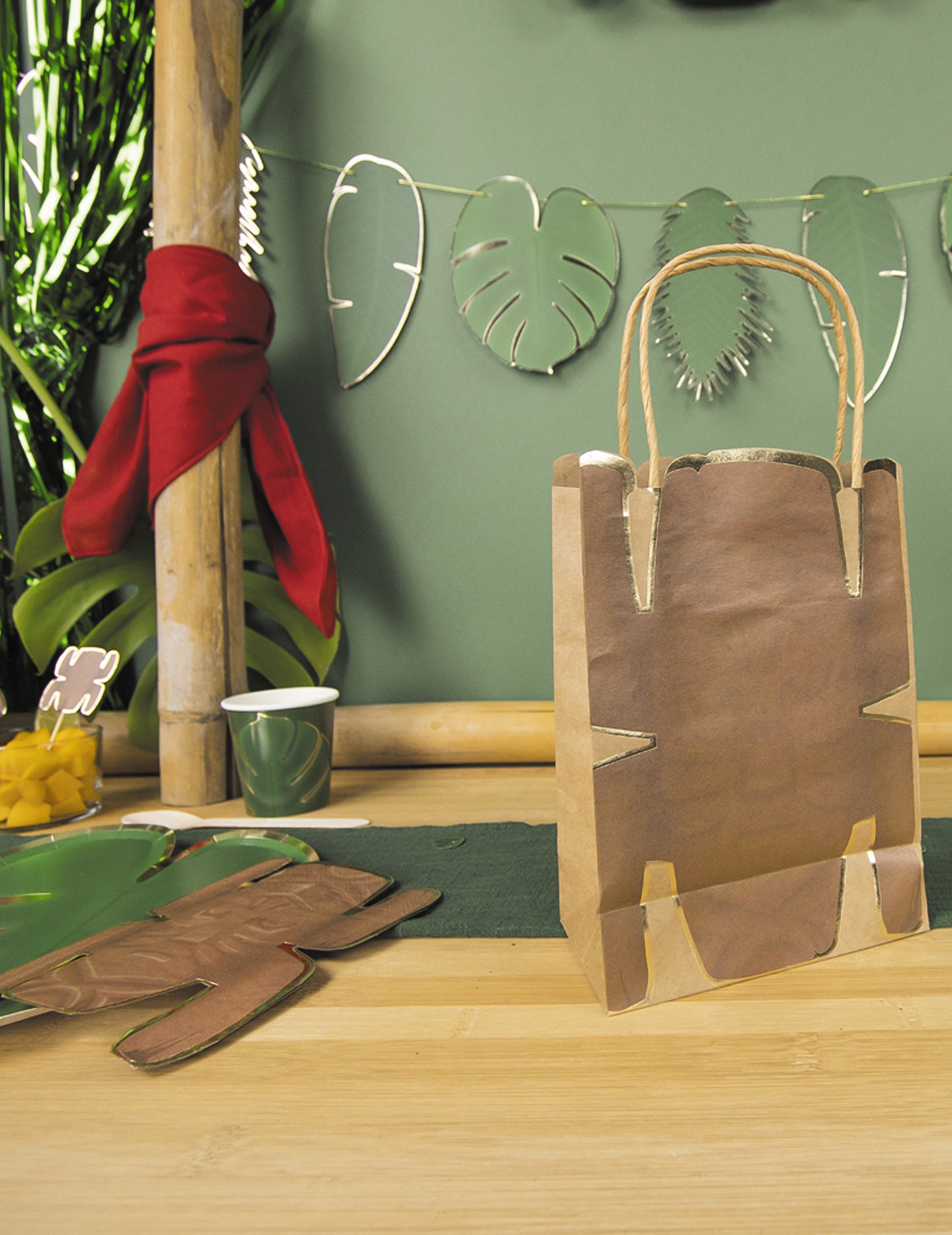 4 darilne vrečke iz kraft papirja z motivom pustolovca