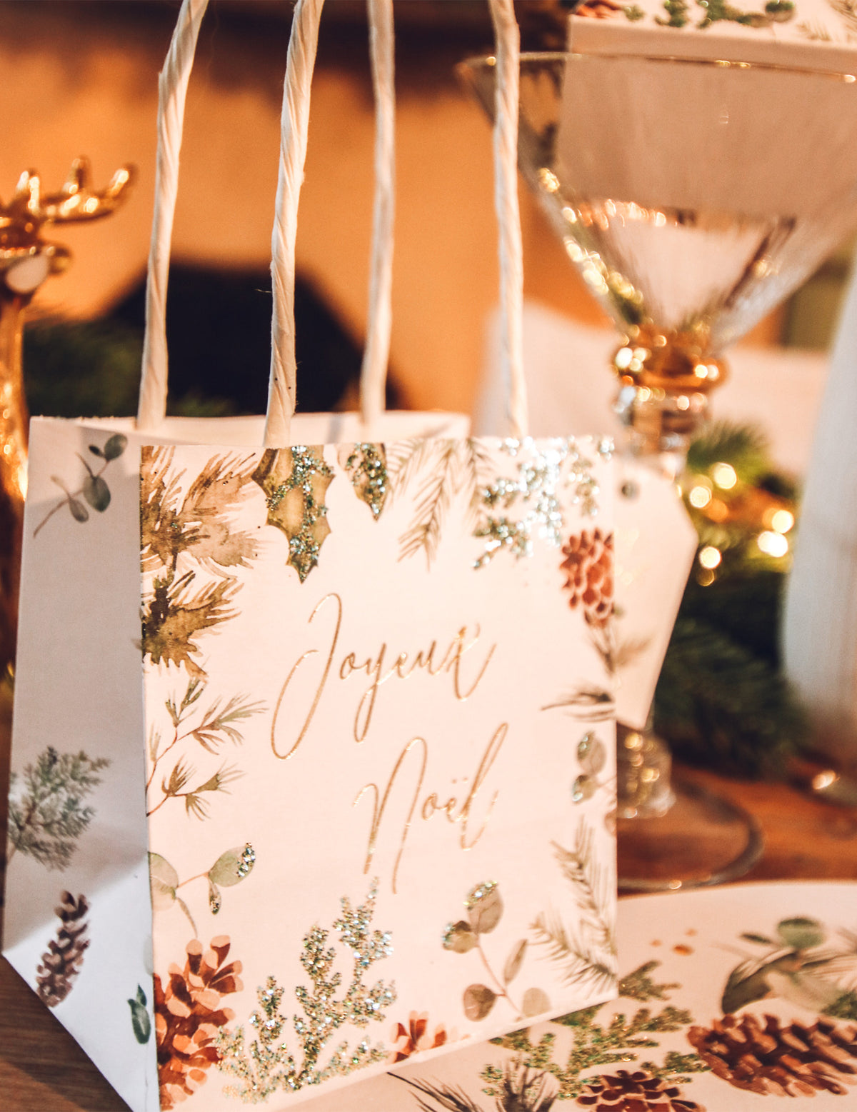 Détail des motifs végétaux et de l'inscription du sac Joyeux Noël forêt enchantée