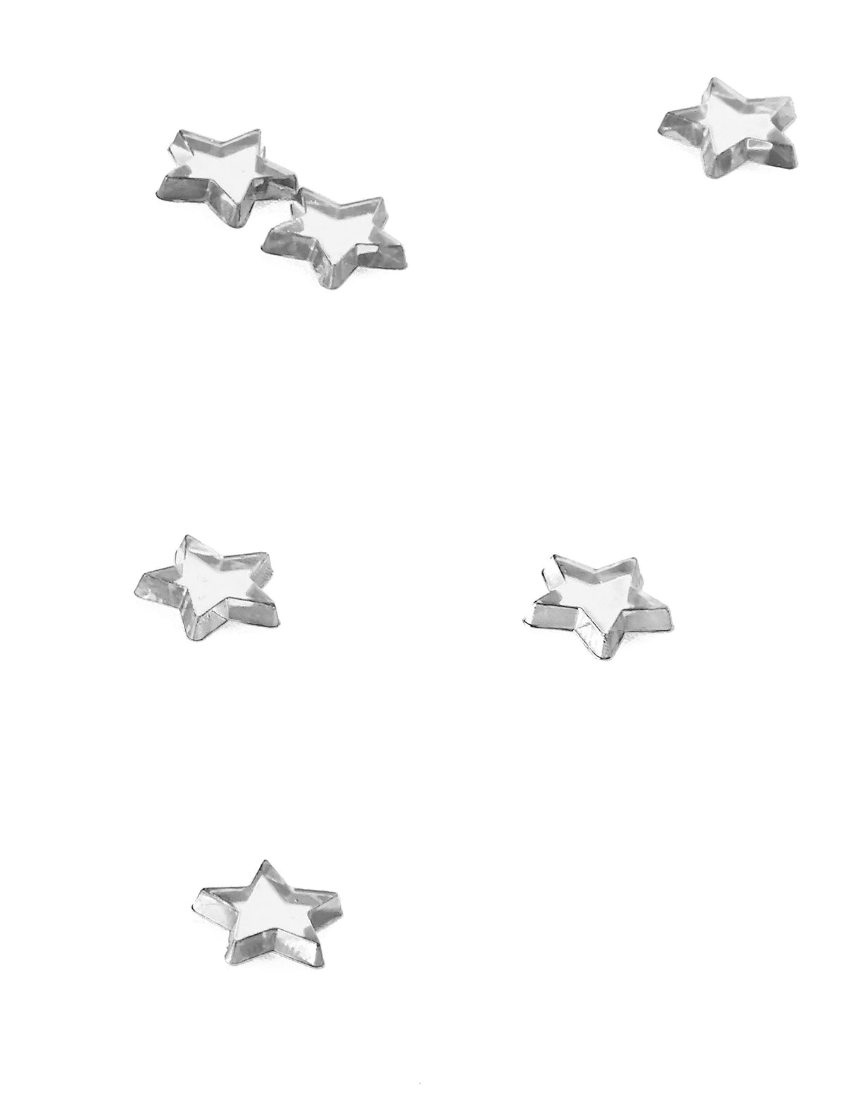 Gros plan sur plusieurs du confettis de table étoiles miroir pour fête