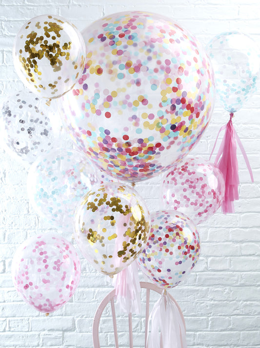 Mise en situation des ballons confettis pour fête bleu clair en latex