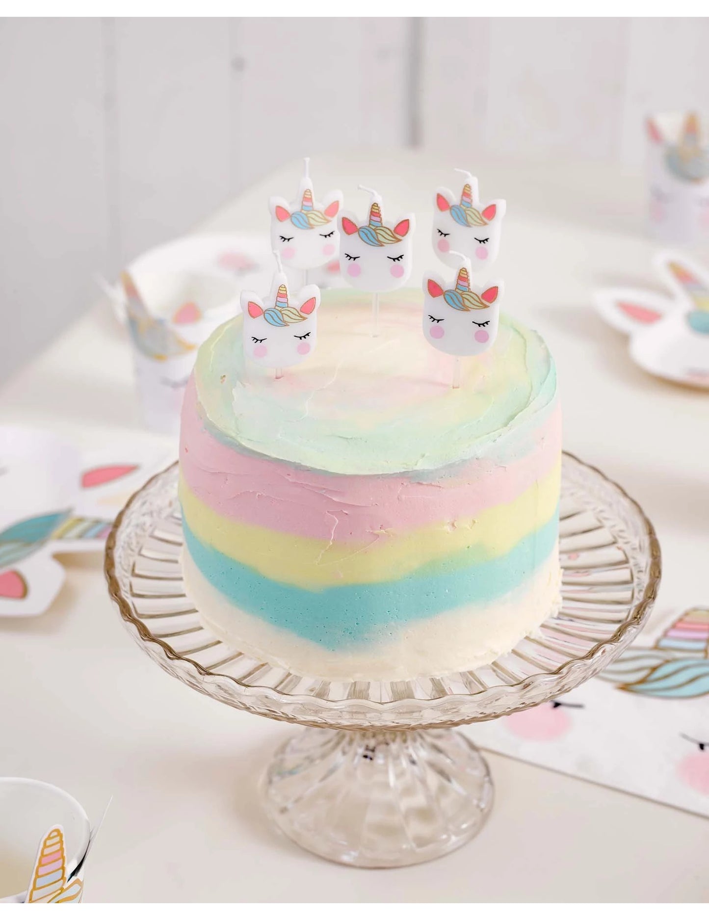 Mise en situation sur un gâteau des 5 bougies d'anniversaire tête de licorne