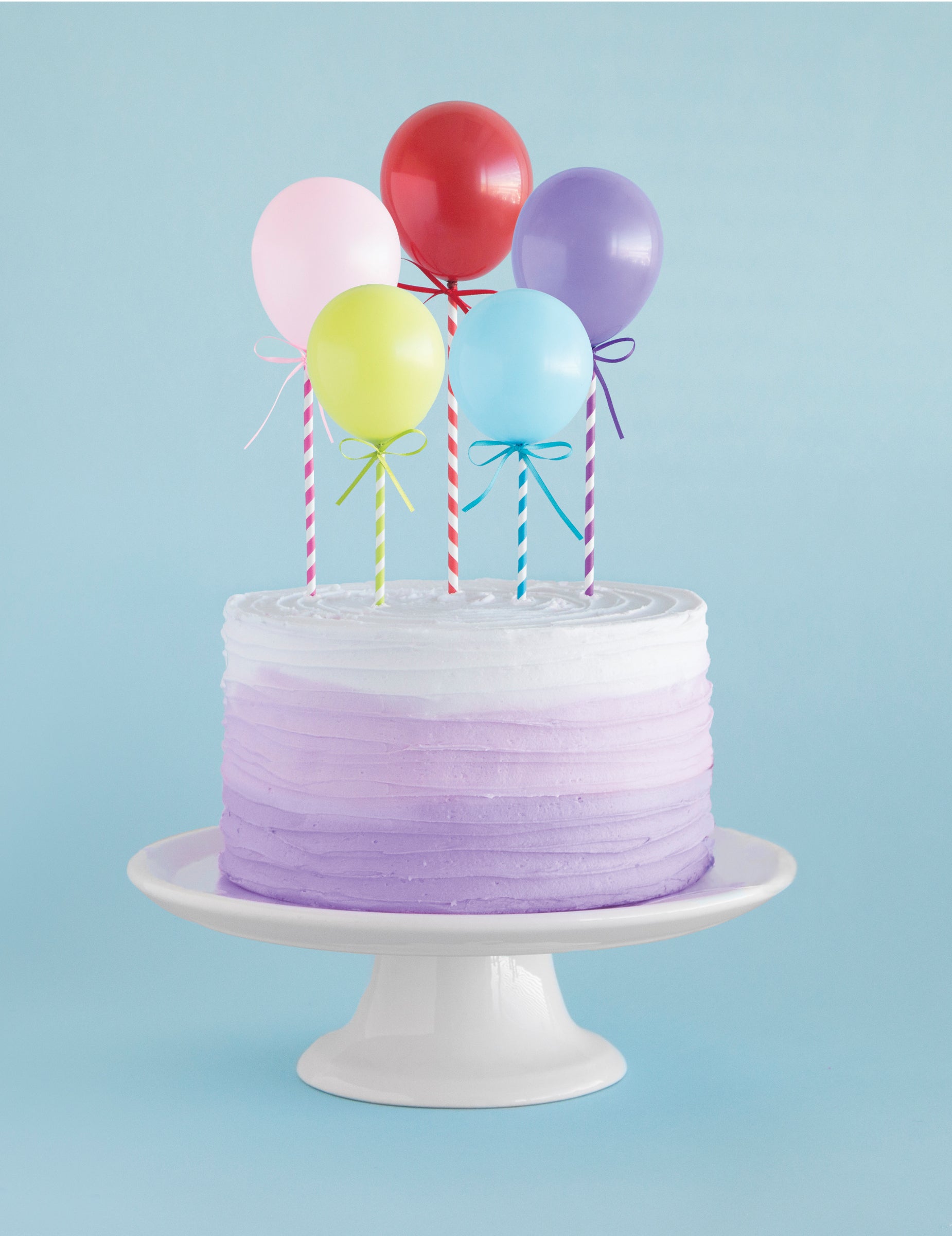 Mise en situation sur un gâteau des décorations pour gâteau mini ballons pour fête multicolores à assembler