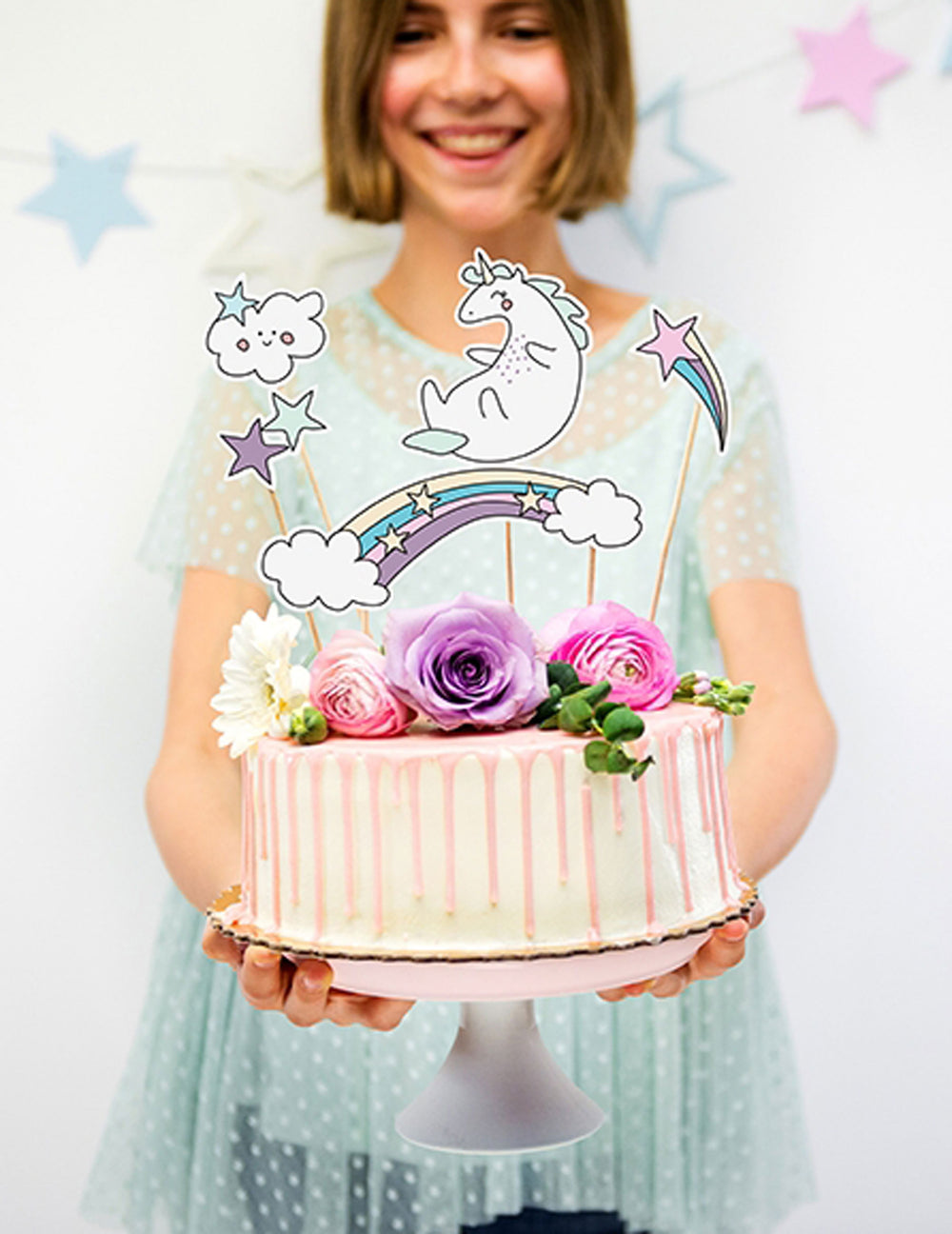 Mise en situation sur un gâteau des décorations pour gâteau sur pique licorne et arc-en-ciel