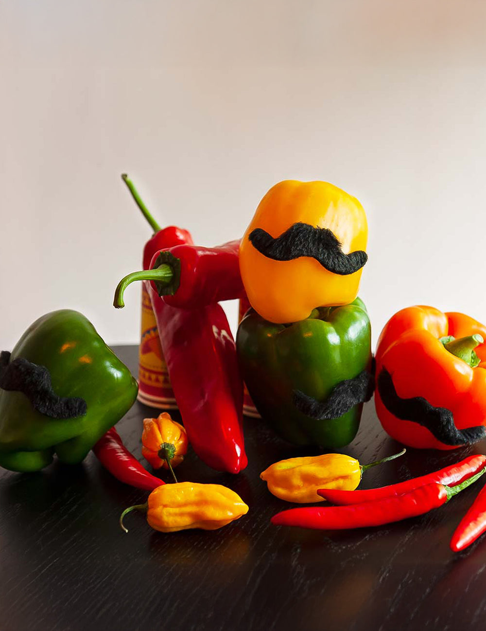 Mise en situation humoristique sur des poivrons des moustaches adhésives pour adulte noires lot de 5
