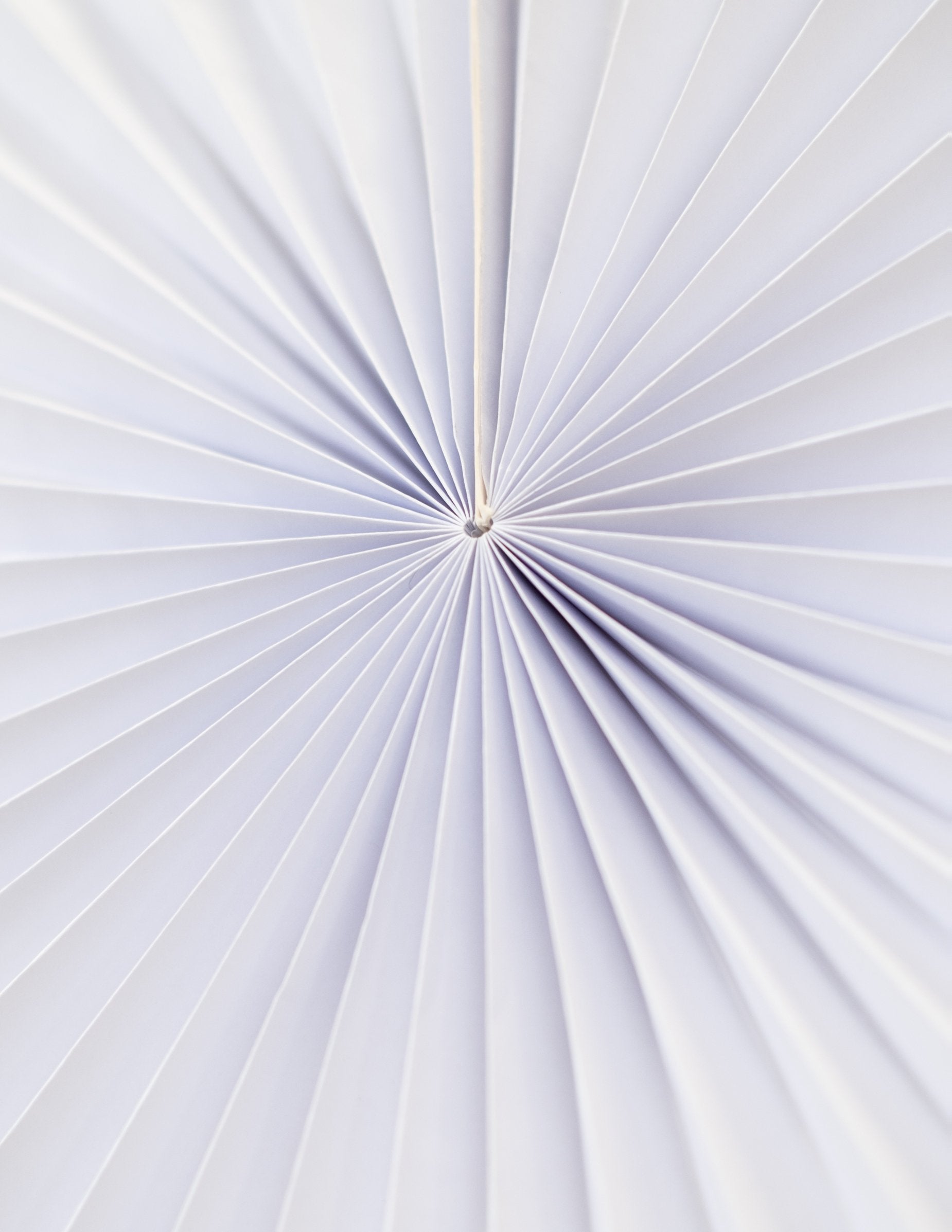 Détail du pliage central du lot de 5 rosaces en papier de décoration pour fête