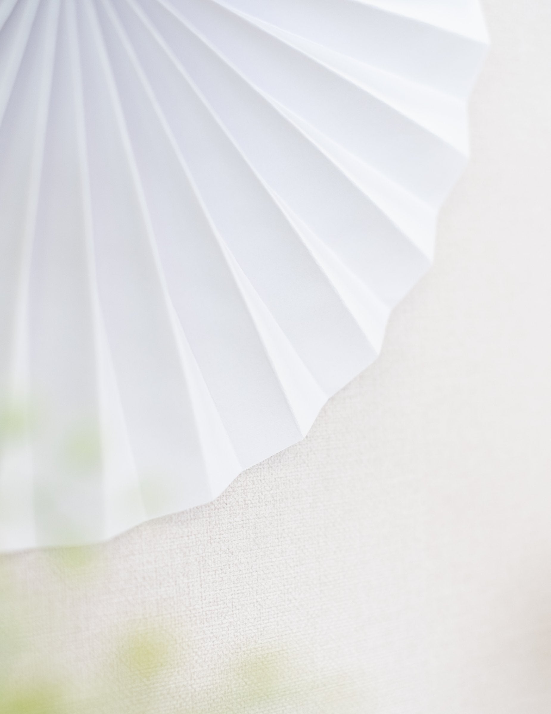 Gros plan sur les plis en accordéon du lot de 5 rosaces en papier de décoration pour fête blanches