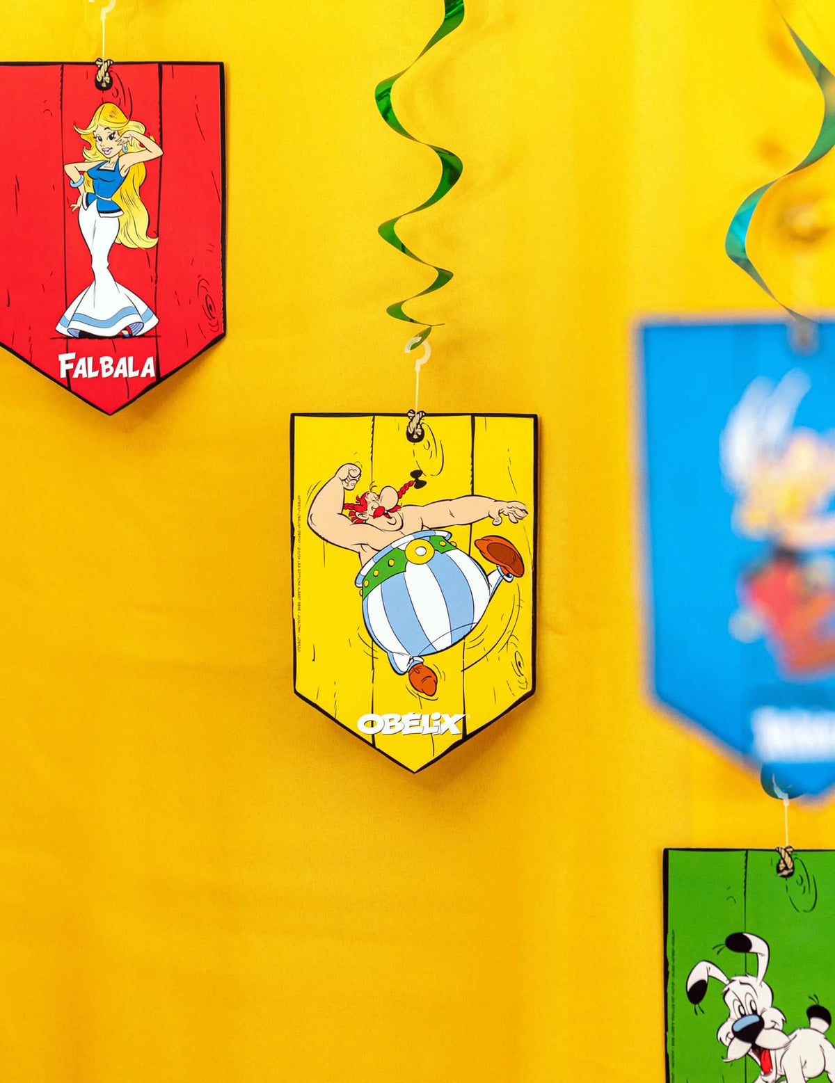 Gros plan sur les médaillons illustrés des suspensions spirales Astérix