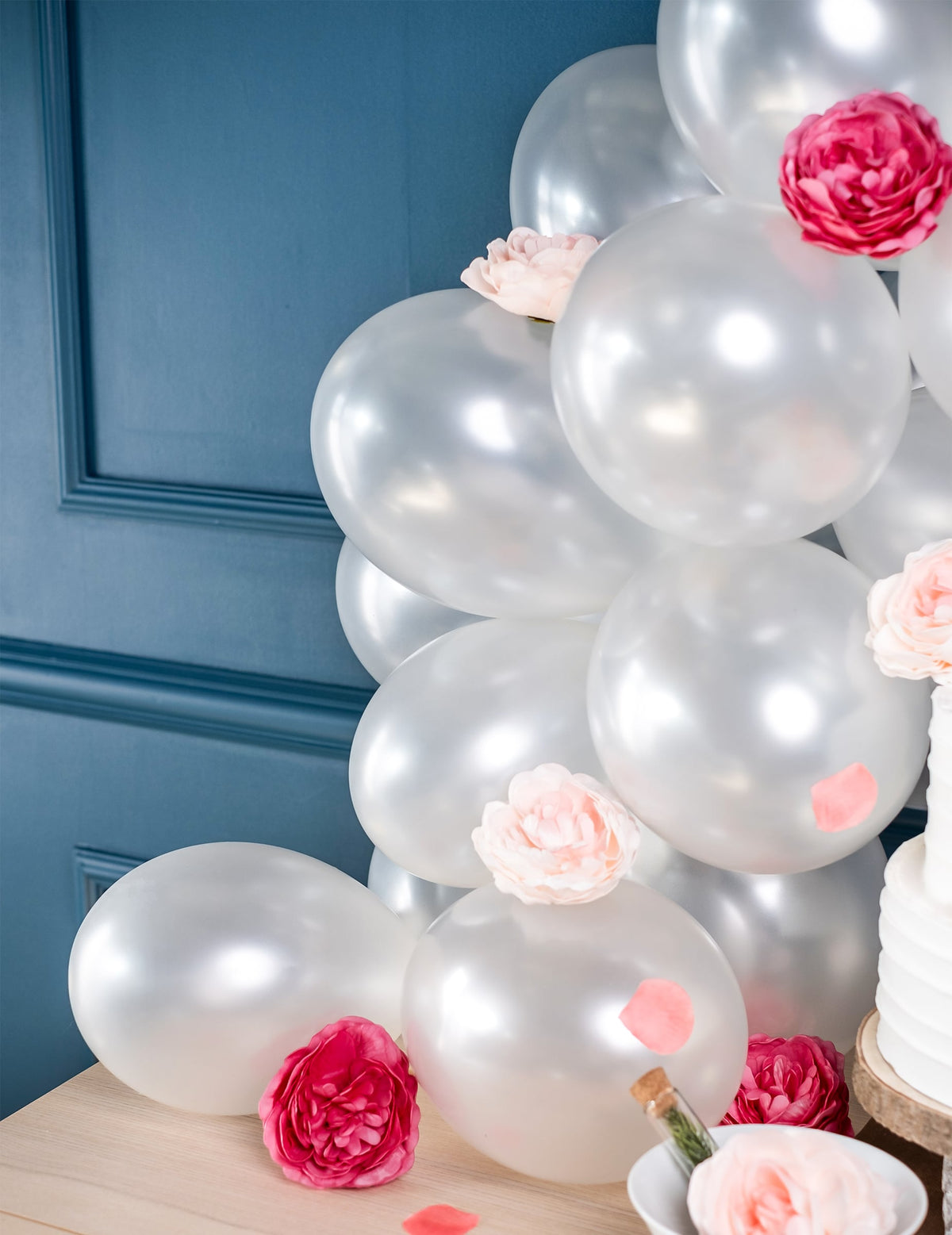 Détail de la décoration fleurie des ballons ivoires métallisés