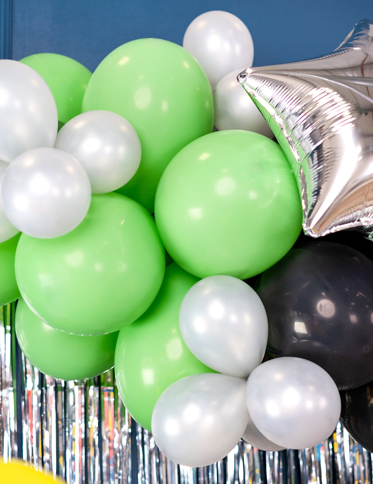 Détail d'une arche de ballons du lot de 50 ballons pour décoration de fête verts