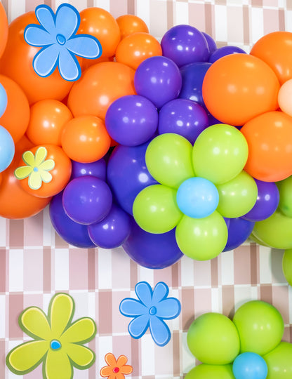 Détail de fleurs en ballons réalisées avec le lot de 50 ballons de fête pour décoration violets
