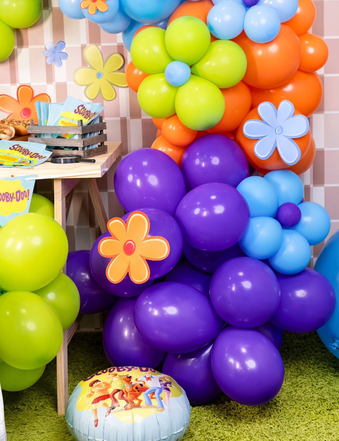 Mise en situation du lot de 50 ballons de fête pour décoration violets