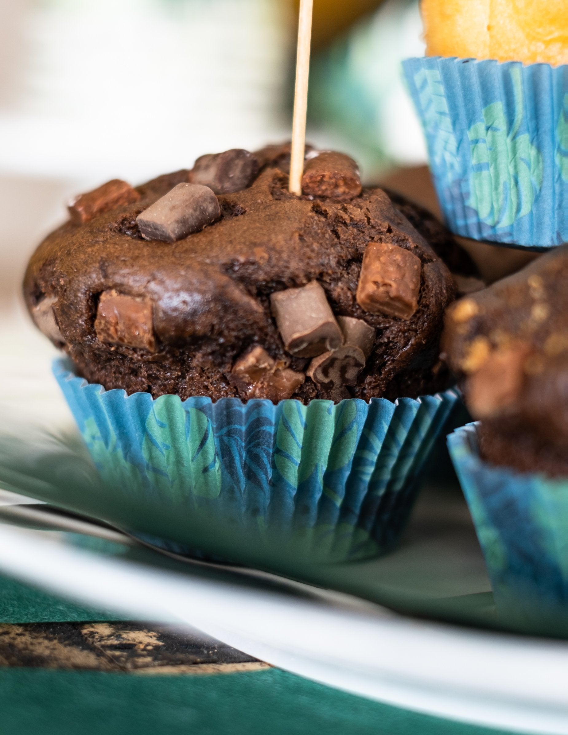 Détail d'un muffin dans le moule à cupcakes Flamant Tropic en papier