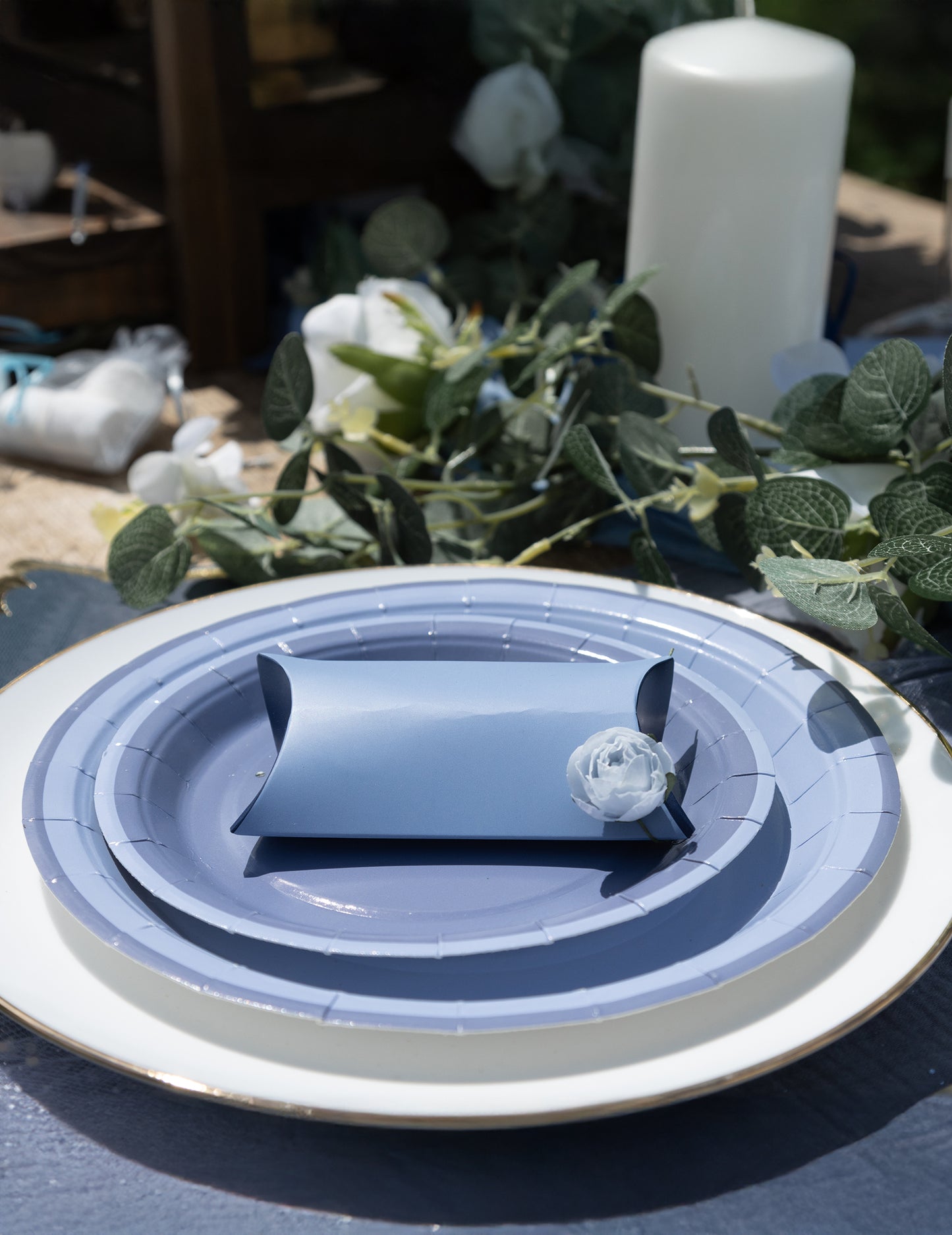 6 dvobarvnih kartonskih krožnikov v viharno modri in temno modri barvi, 22,5 cm, šik dizajn