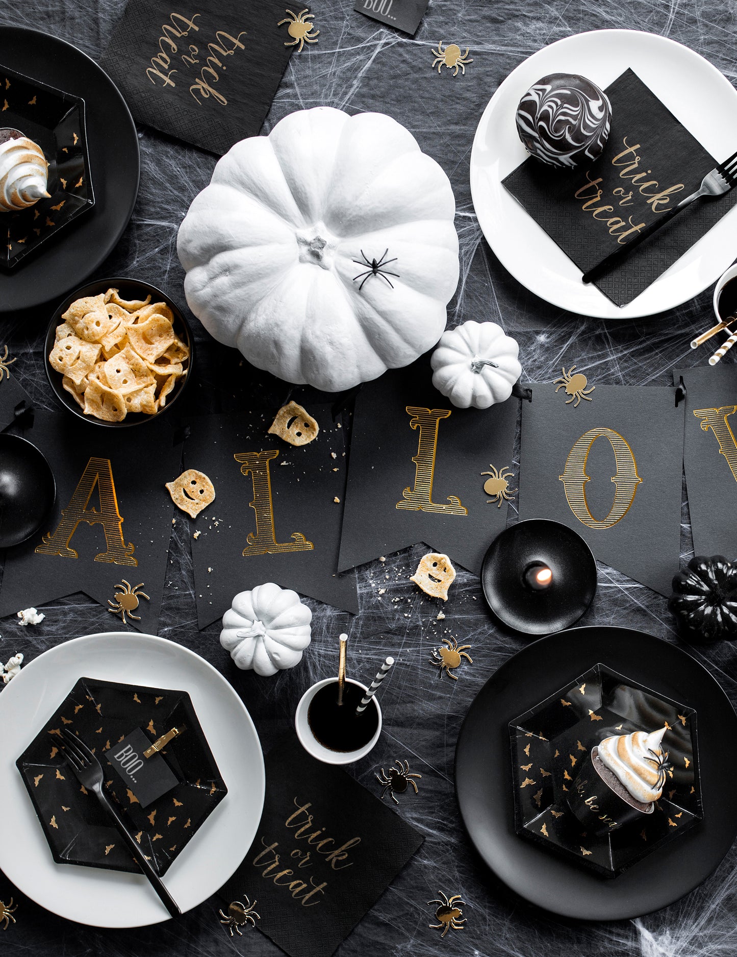 6 črno-zlatih kartonskih krožnikov v obliki netopirjev 20 cm šesterokotno